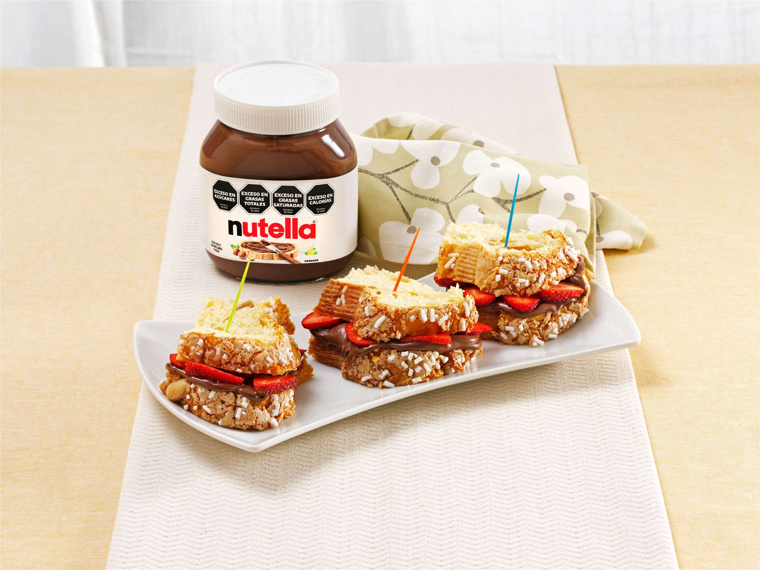 Bizcocho Colomba de Pascua con Nutella® y fresas