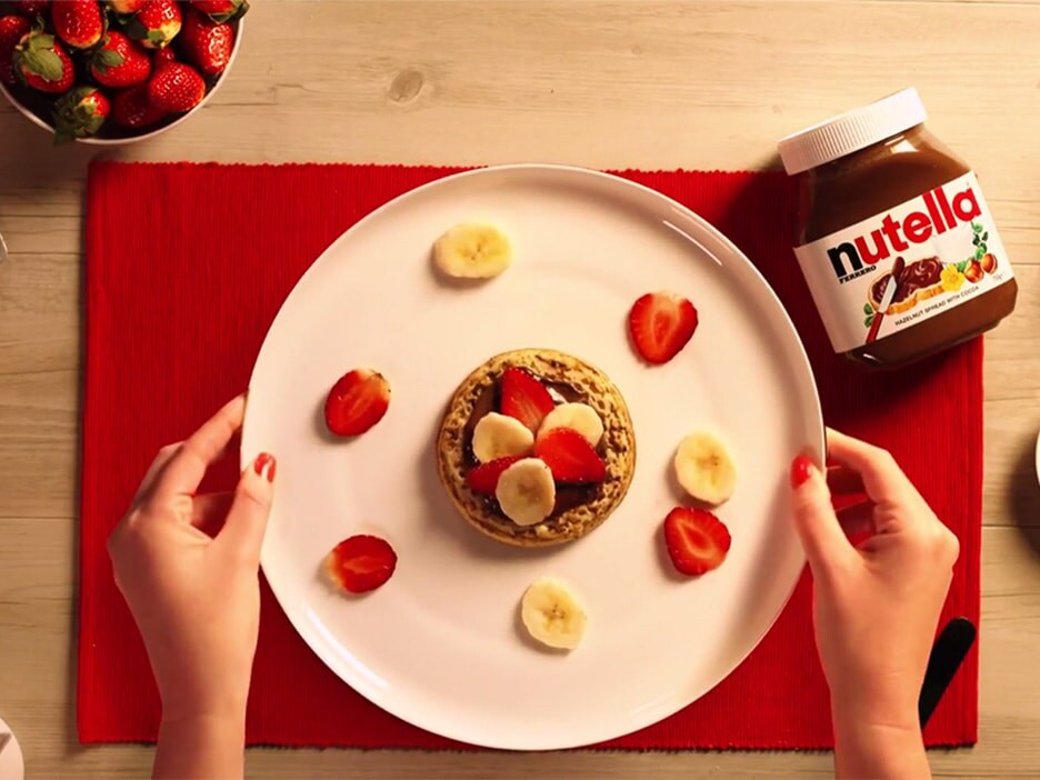 Crumpet with fresh strawberries, banana and Nutella® Nutella