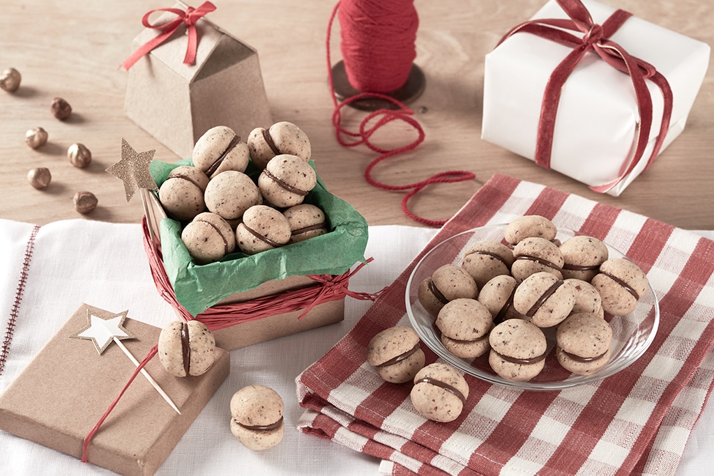 Baci di dama with Nutella