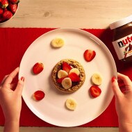Crumpet with fresh strawberries, banana and NUTELLA®