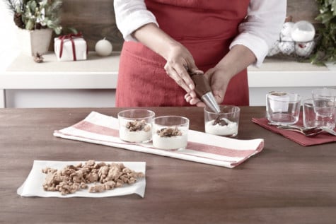 White mousse with crumble and Nutella® 4 | Nutella