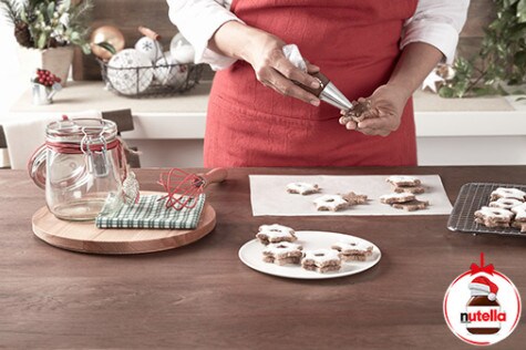 Cinnamon star cookies with Nutella® hazelnut spread - Step 4 Cinnamon star cookies with Nutella® hazelnut spread - Step 4
