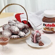 Dark ricciarelli macaroons with Nutella®