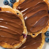 Yoghurt- en bessenpannenkoeken met Nutella® hazelnootpasta