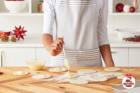 Bonhommes de neige aux petits pains au lait à la crème et Nutella® 7 | Nutella®