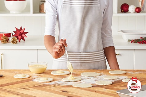 Bonhommes de neige aux petits pains au lait à la crème et Nutella® 7 | Nutella®