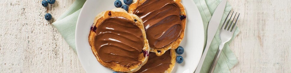 Yoghurt- en bessenpannenkoeken met Nutella® hazelnootpasta
