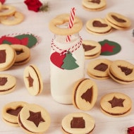 cut-out-sandwich-cookies-with-nutella.jpg