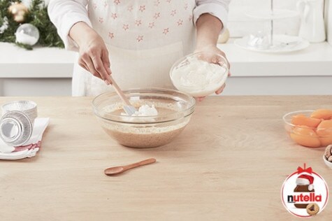 Пай с праскови и курабии „Амарето“ с Nutella® - стъпка 2 Пай с праскови и курабии „Амарето“ с Nutella® - стъпка 2