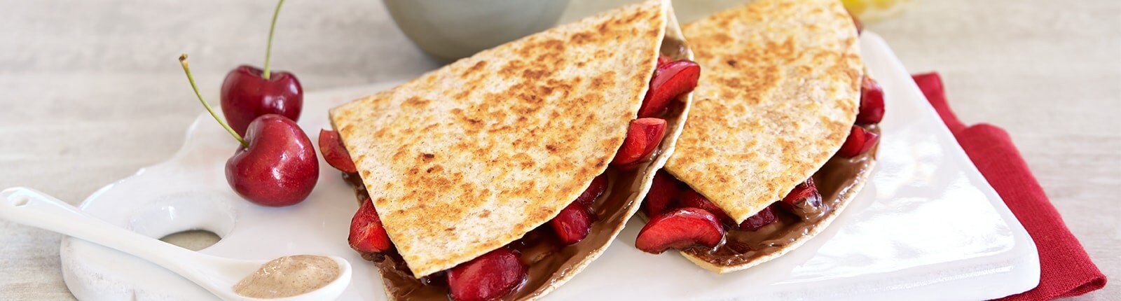 Cherry quesadilla with cinnamon yogurt and Nutella<sup>®</sup>