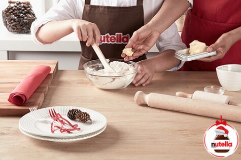 Decorated shortbread cutouts with Nutella® hazelnut spread - Step 1