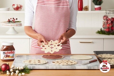 Tortilla snowflakes with Nutella® hazelnut spread - Step 2