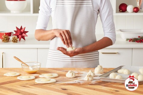 Snowmen Custard buns with NUTELLA® hazelnut spread Step 3 Snowmen Custard buns with NUTELLA® hazelnut spread Step 3