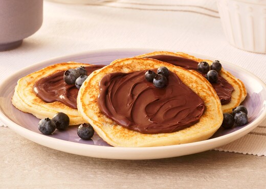 Pancakes au yaourt et aux baies avec du NutellaÂ®
