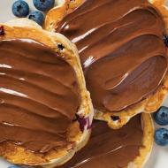 Yoghurt and berry pancakes with Nutella®