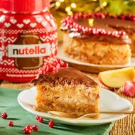 Sypaný jablečný koláč podávaný na malém talířku. | Nutella®