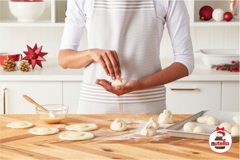 Pečení sněhuláci s krémovou náplní a s lískooříškovou pomazánkou NUTELLA® - Krok 3