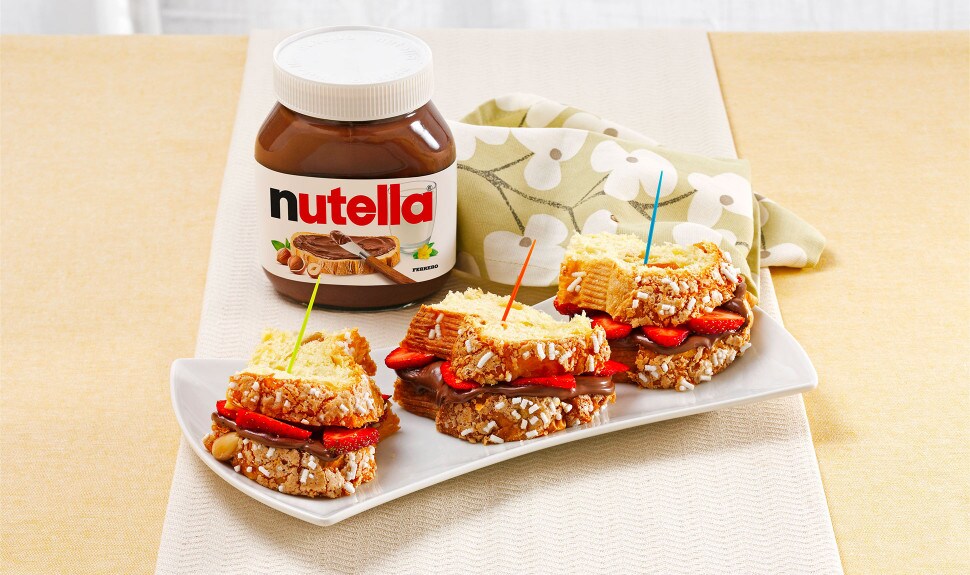 Velikonoční mazanec s pomazánkou Nutella® a jahodami