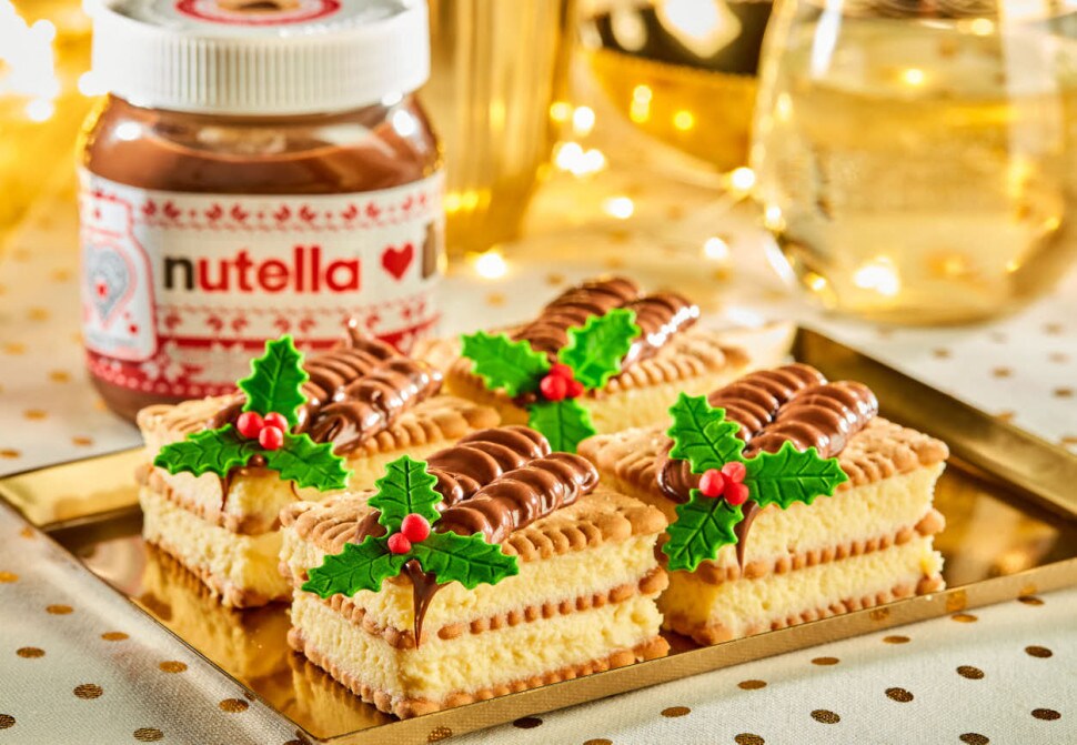 Jednoduchý vánoční cheesecake se sušenkami a s pomazánkou Nutella® na vánočním stole.