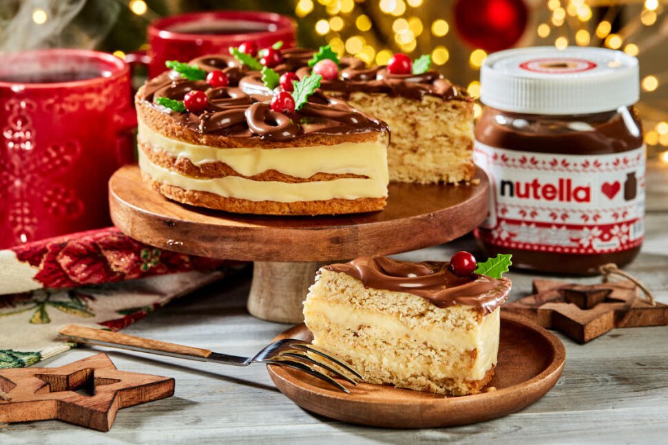 Vařený cheesecake, pomazánka Nutella a horký nápoj pro sváteční večer. Vařený cheesecake, pomazánka Nutella a horký nápoj pro sváteční večer.