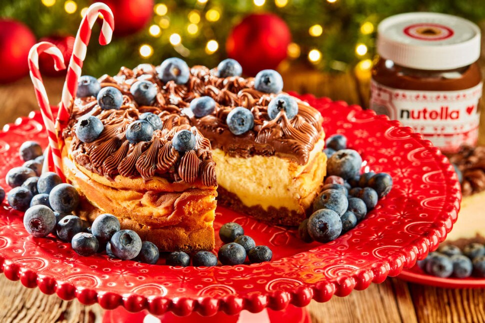Ovoce a pomazánka Nutella dokonale doplňují královský cheesecake.