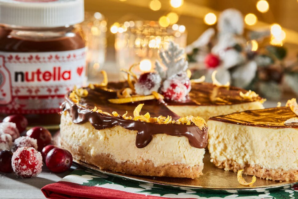 Vánoční dekorace vypadá na newyorském cheesecaku v polevě z pomazánky Nutella® úžasně.