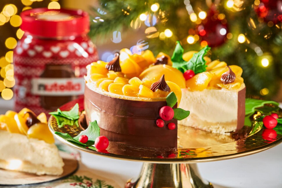Vánoční stromeček, cheesecake s broskvemi a sklenice pomazánky Nutella.