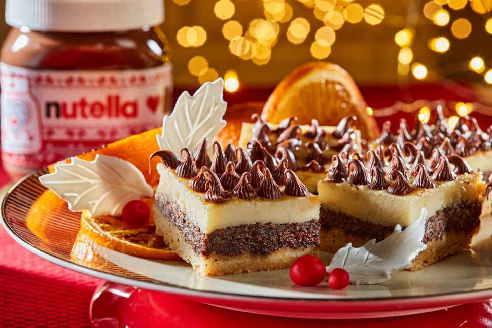 Cheesecake s mákem vkusně ozdobený pomazánkou Nutella.