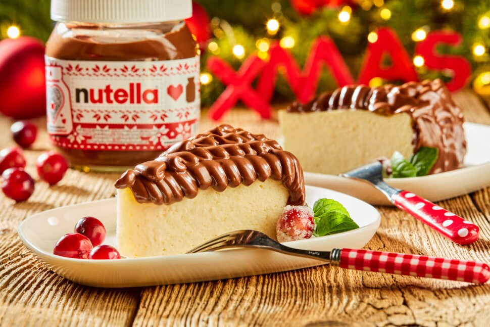 Dva kúsky cheesecaku s poriadnou porciou tvarohu a s polevou z nátierky Nutella®.