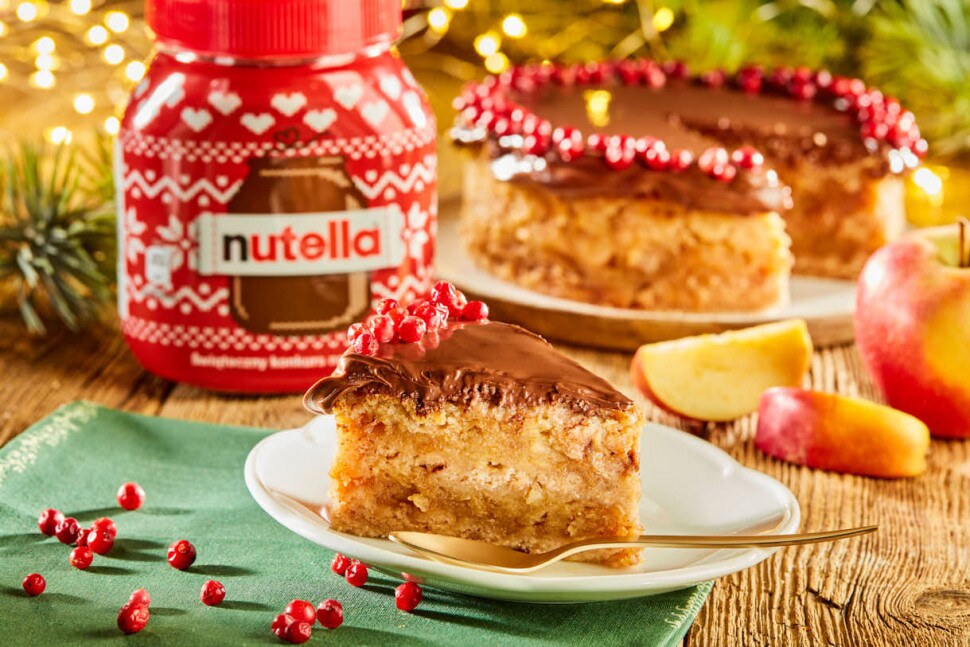 Sypaný jablečný koláč podávaný na malém talířku. | Nutella®