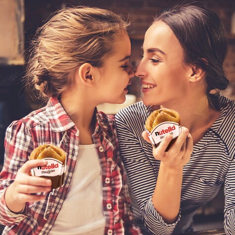 Muffin mit geschmolzener Nutella in der Mitte, serviert auf weißem Teller.