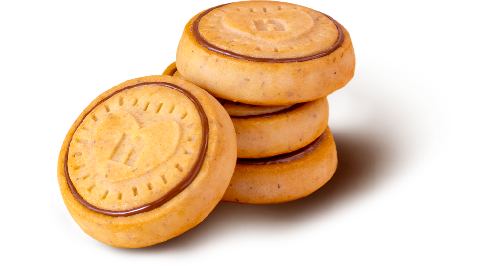 Vier Nutella‑Biscuits mit Schokoladenfüllung, Vorderansicht der Verpackung auf hellem Hintergrund.