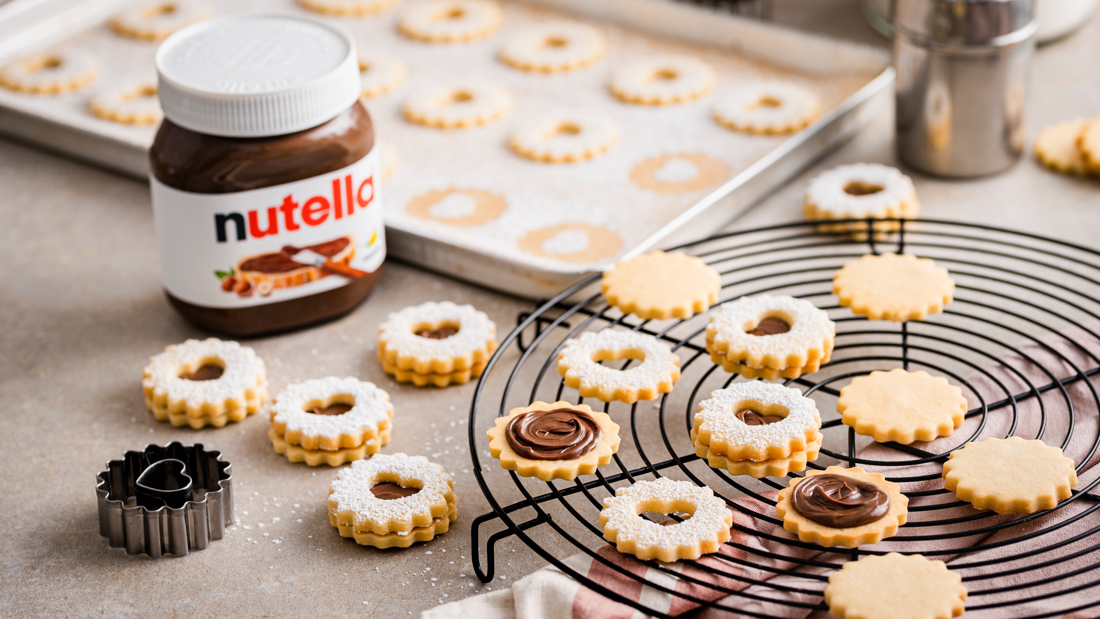 Ausgestanzte Sandwich-Cookies mit nutella®