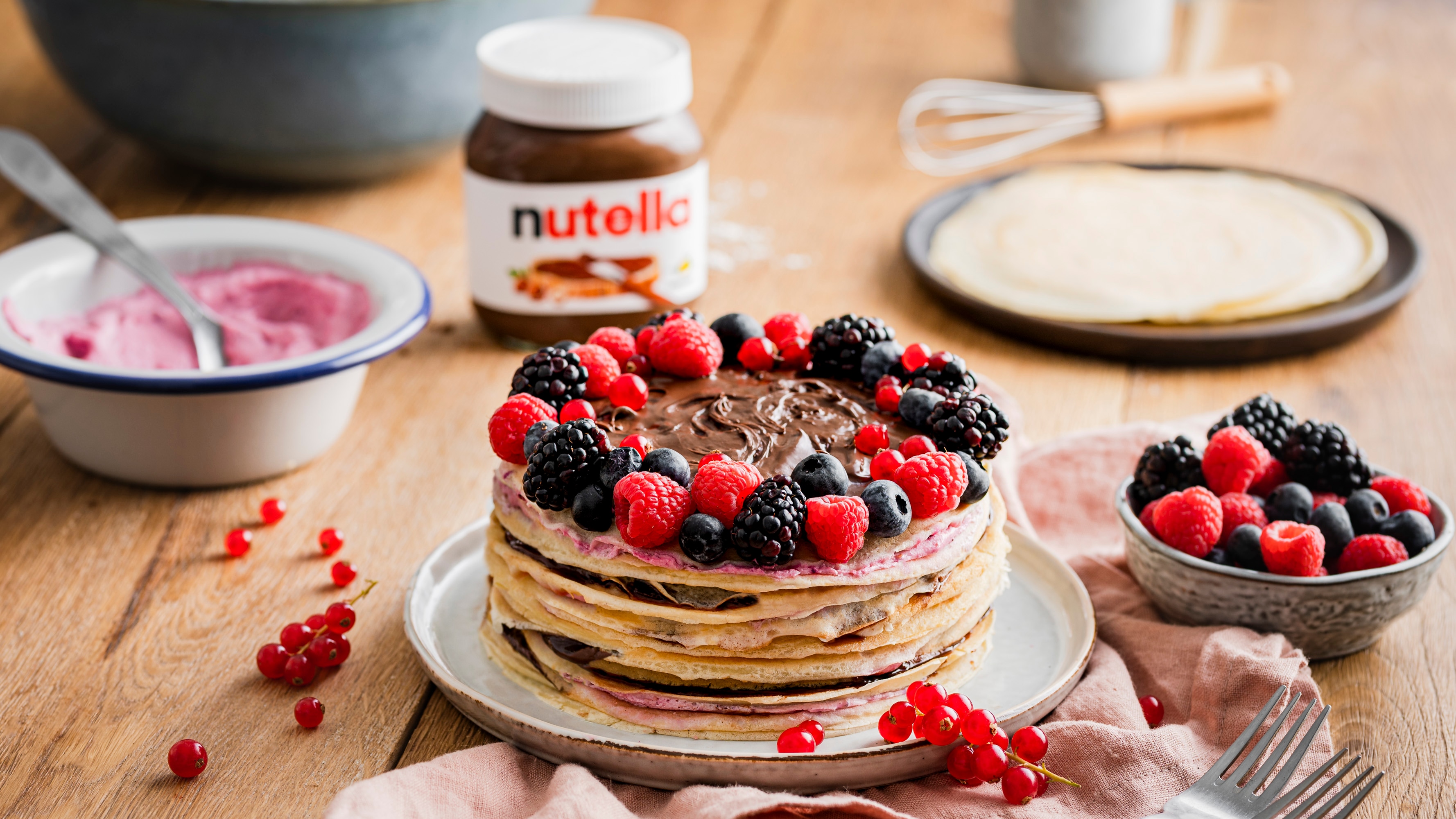Leckere Crêpe-Torte mit Beerencreme und nutella® Topping 