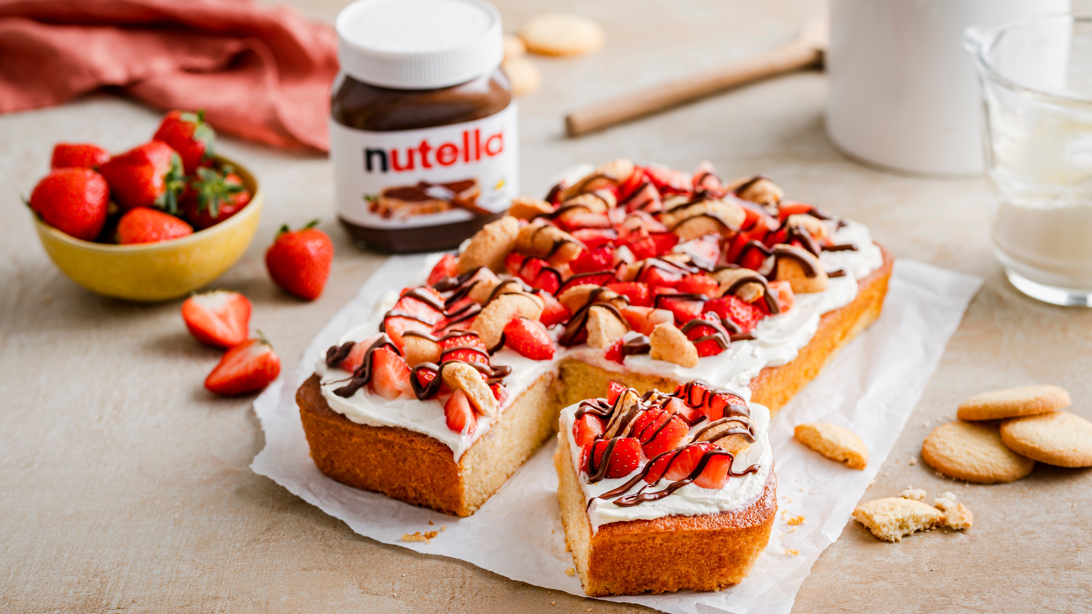 Trend-Rezept: Erdbeer-Poke-Cake mit einer Schicht nutella®