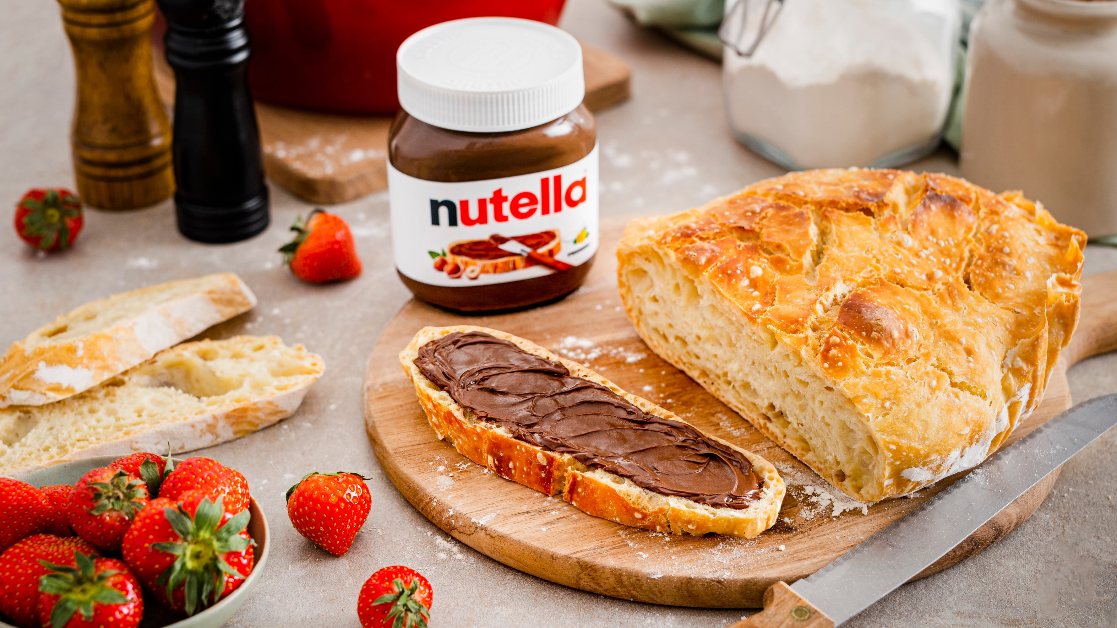 Brot im Gusseisentopf mit einem Klecks nutella®
