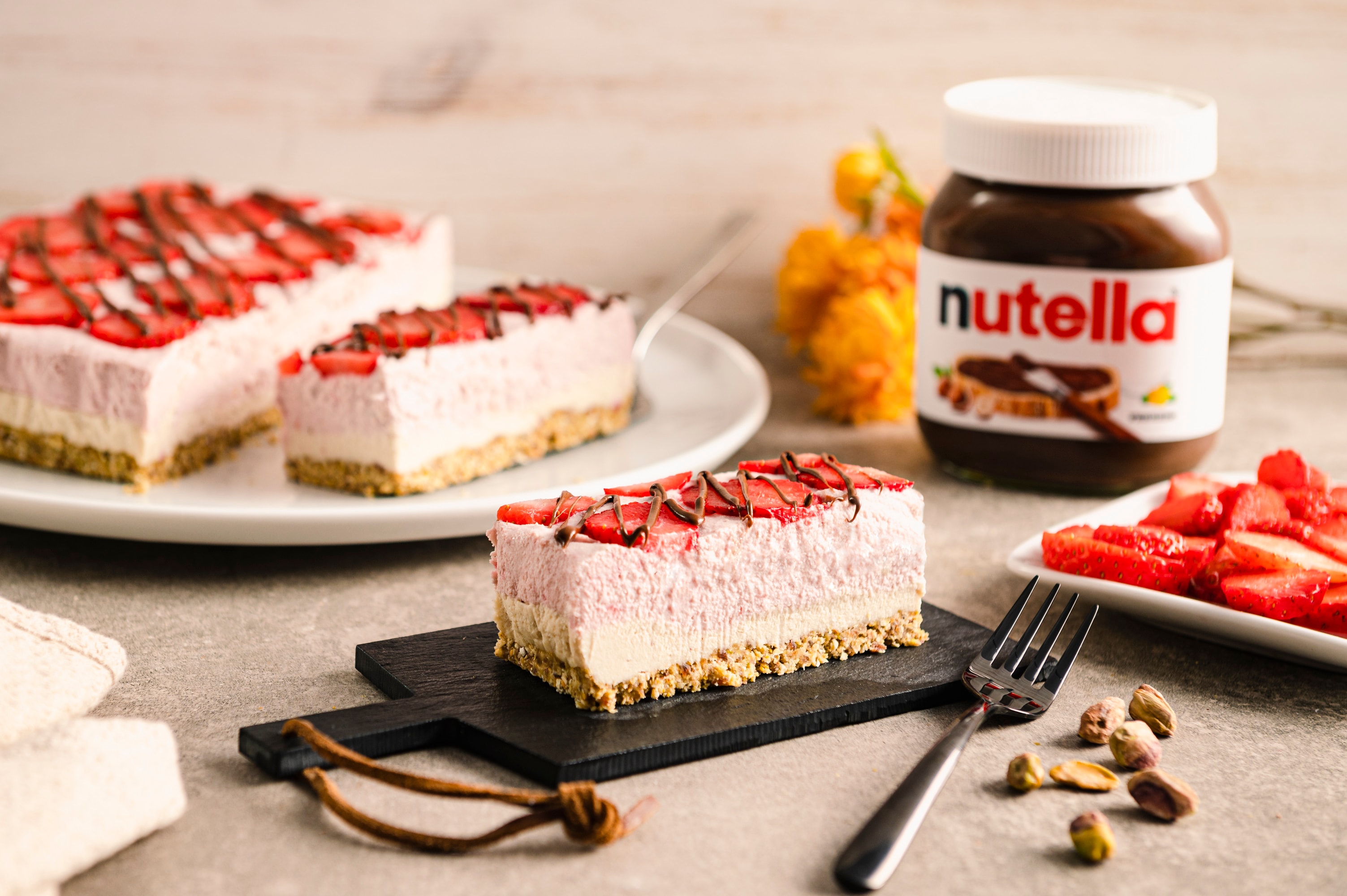 Cremiger No-Bake-Erdbeerkuchen mit knusprigem Boden & cremiger nutella®