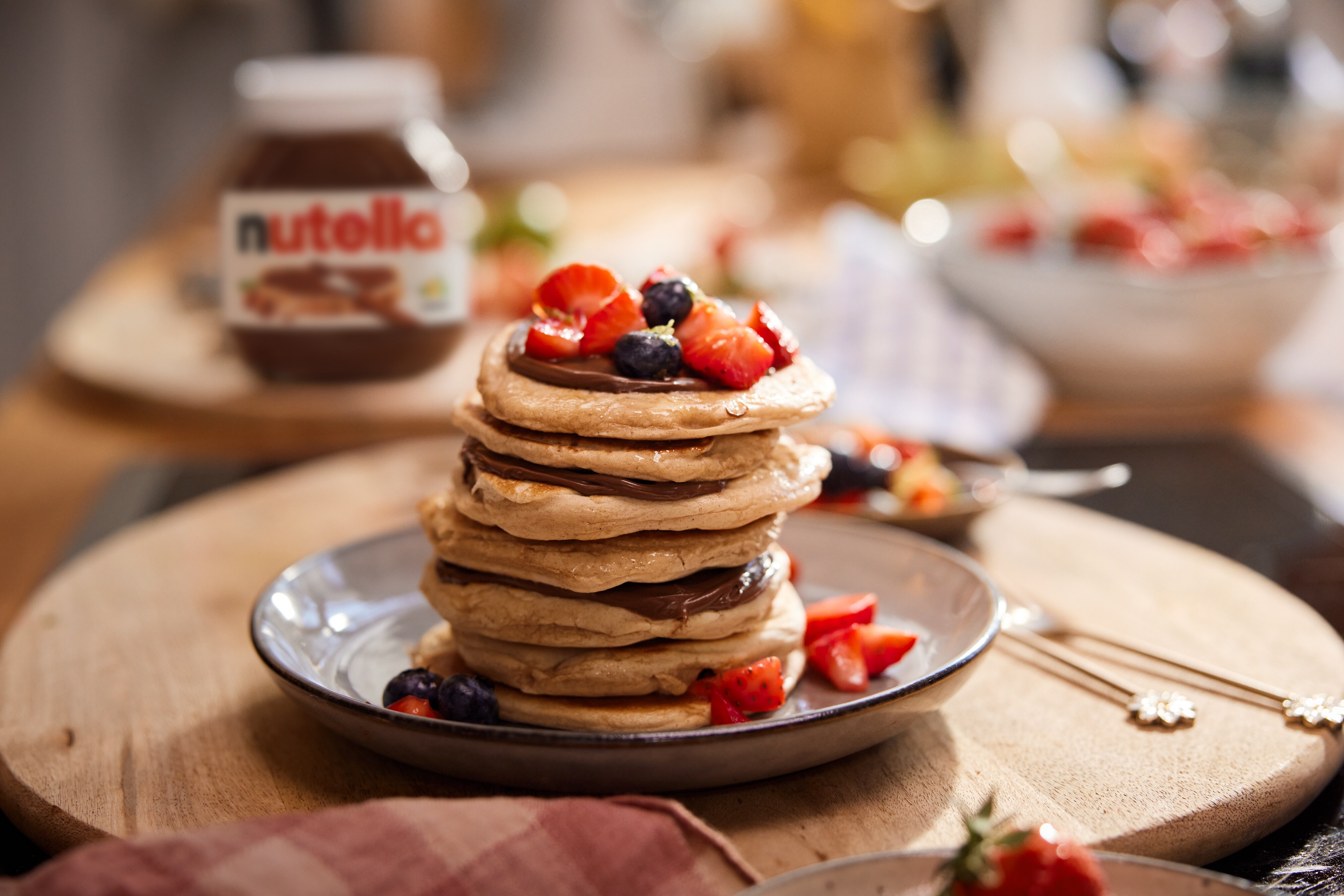 Fluffig Pancakes mit Beeren & einem Klecks nutella®