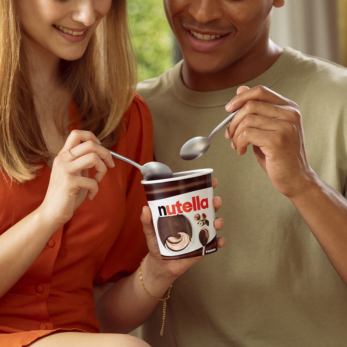 Nahaufnahme Nutella-Pot mit Eisfüllung und Löffel, E‑Commerce Produktpräsentation.