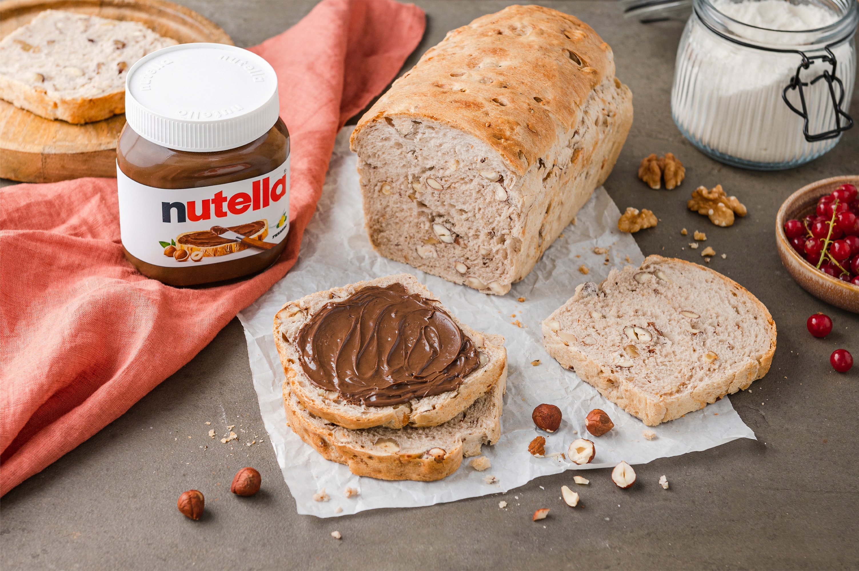 Frisches Nussbrot mit weichem Kern und einem Klecks nutella®