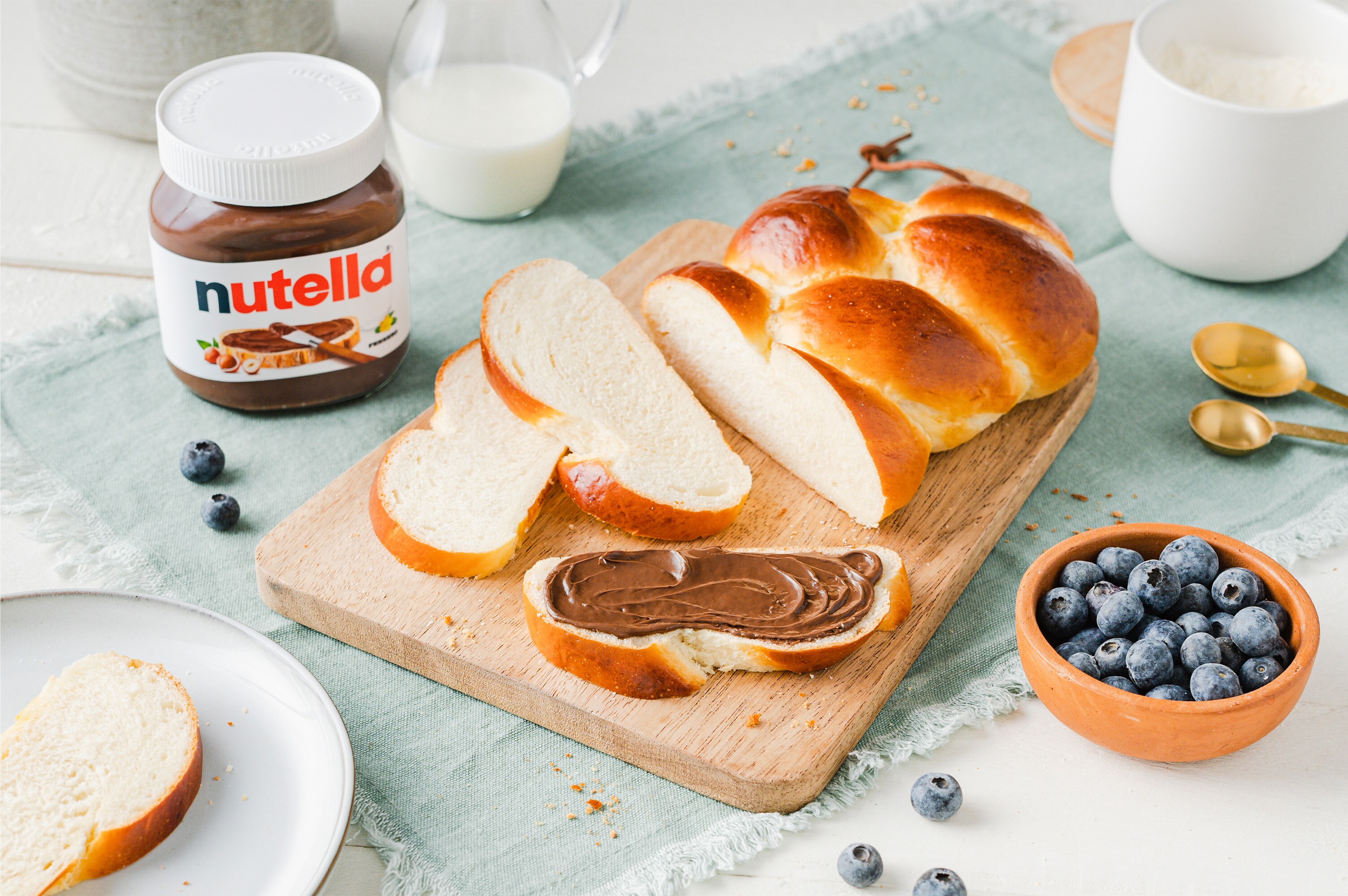 Klassischer Hefezopf: Frisch gebacken & gefüllt mit nutella®