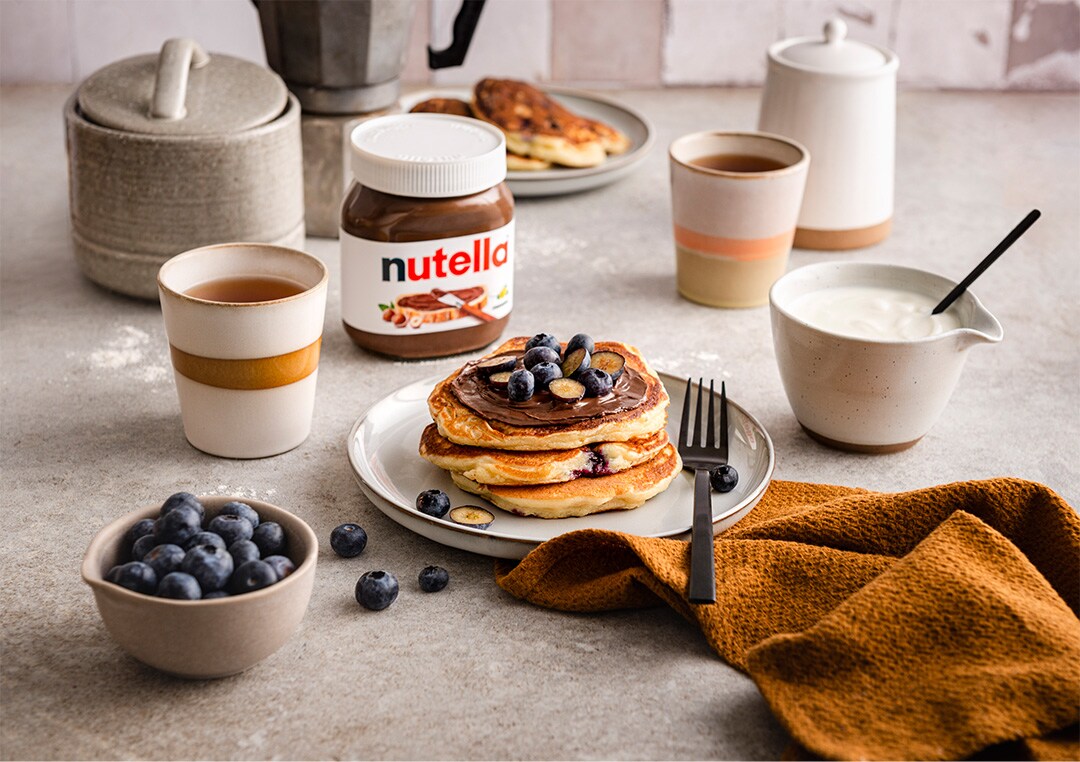 Pancakes mit Joghurt, Beeren und einem Topping aus nutella®