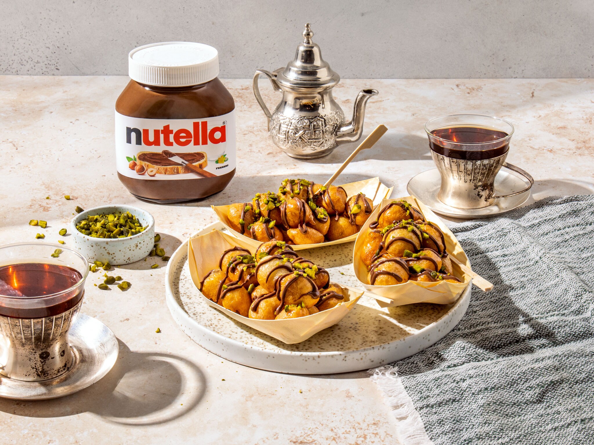 Goldbraune Lokma mit Pistazien und cremiger Füllung aus nutella®