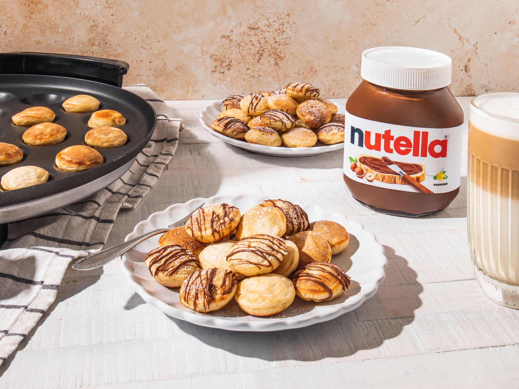 Poffertjes (Mini-Pfannkuchen) mit Puderzucker und nutella®