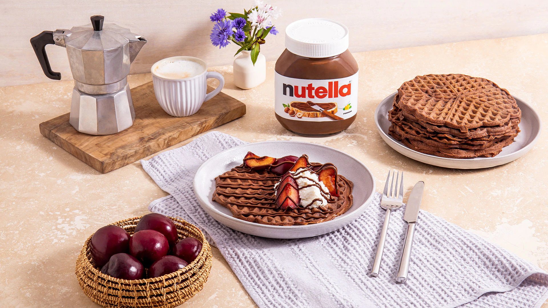 Leckere Ricotta-Schokowaffeln mit Pflaumen & einem Topping aus nutella®