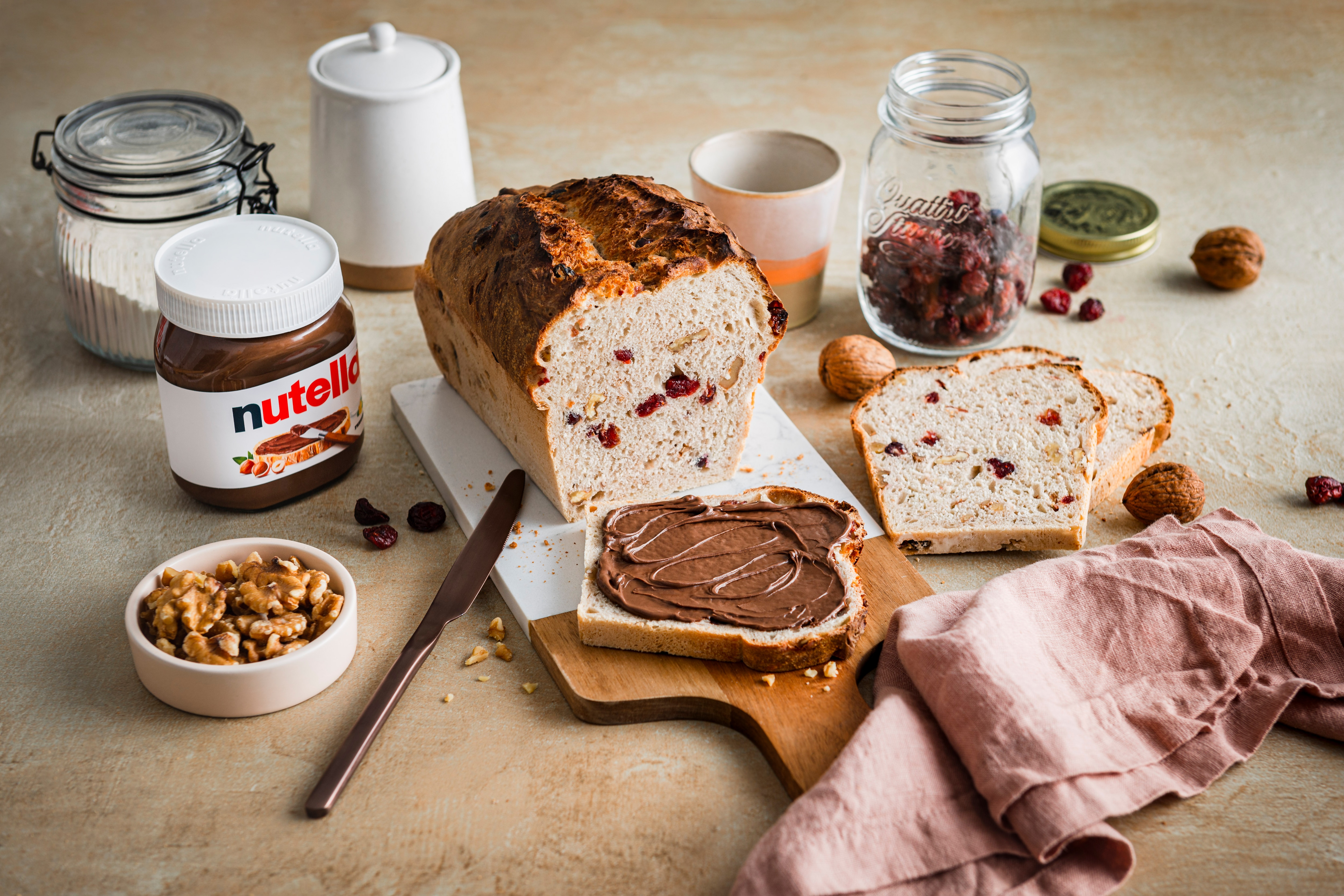 Walnussbrot mit Cranberries und nutella®
