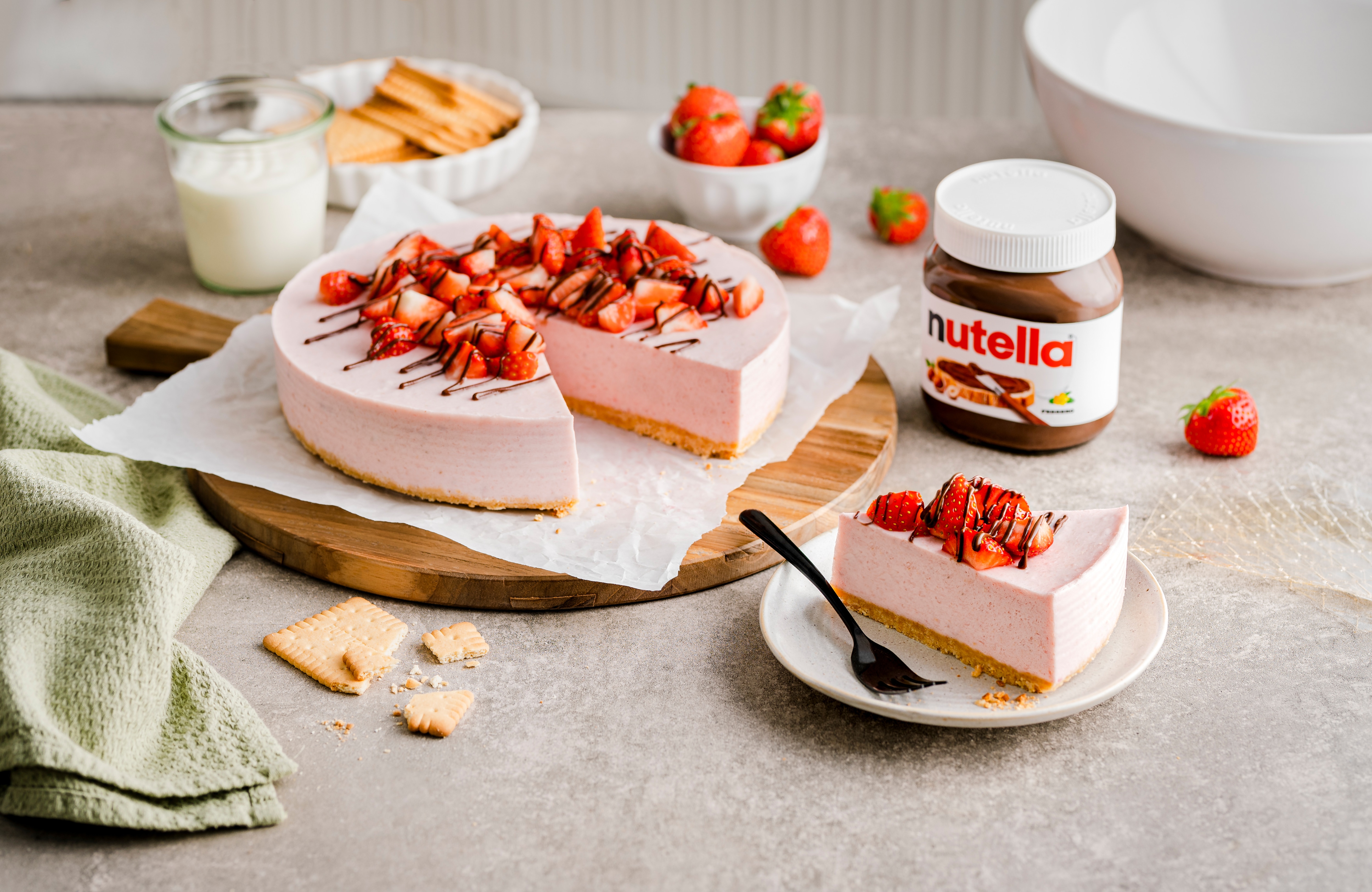 Fruchtige Joghurt-Torte mit Erdbeeren und nutella®