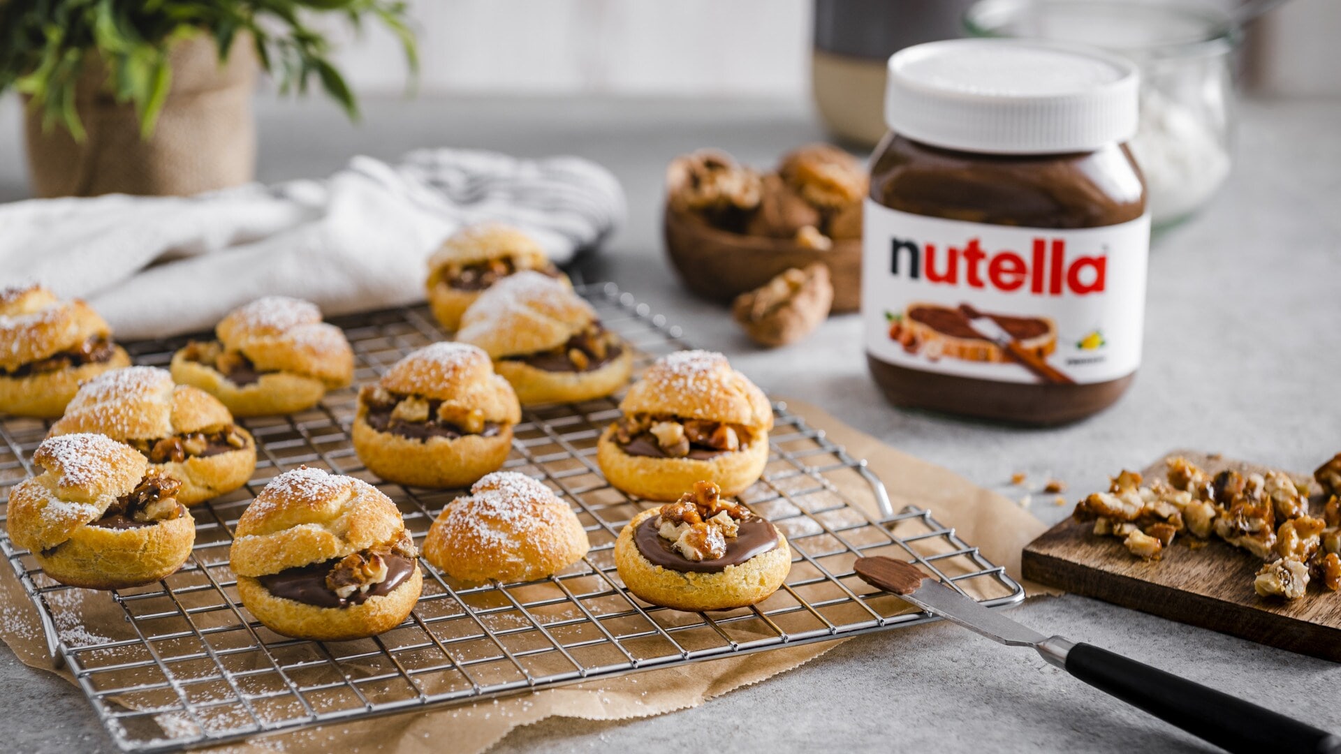 Mini-Windbeutel mit luftiger Creme und einem Topping aus nutella®
