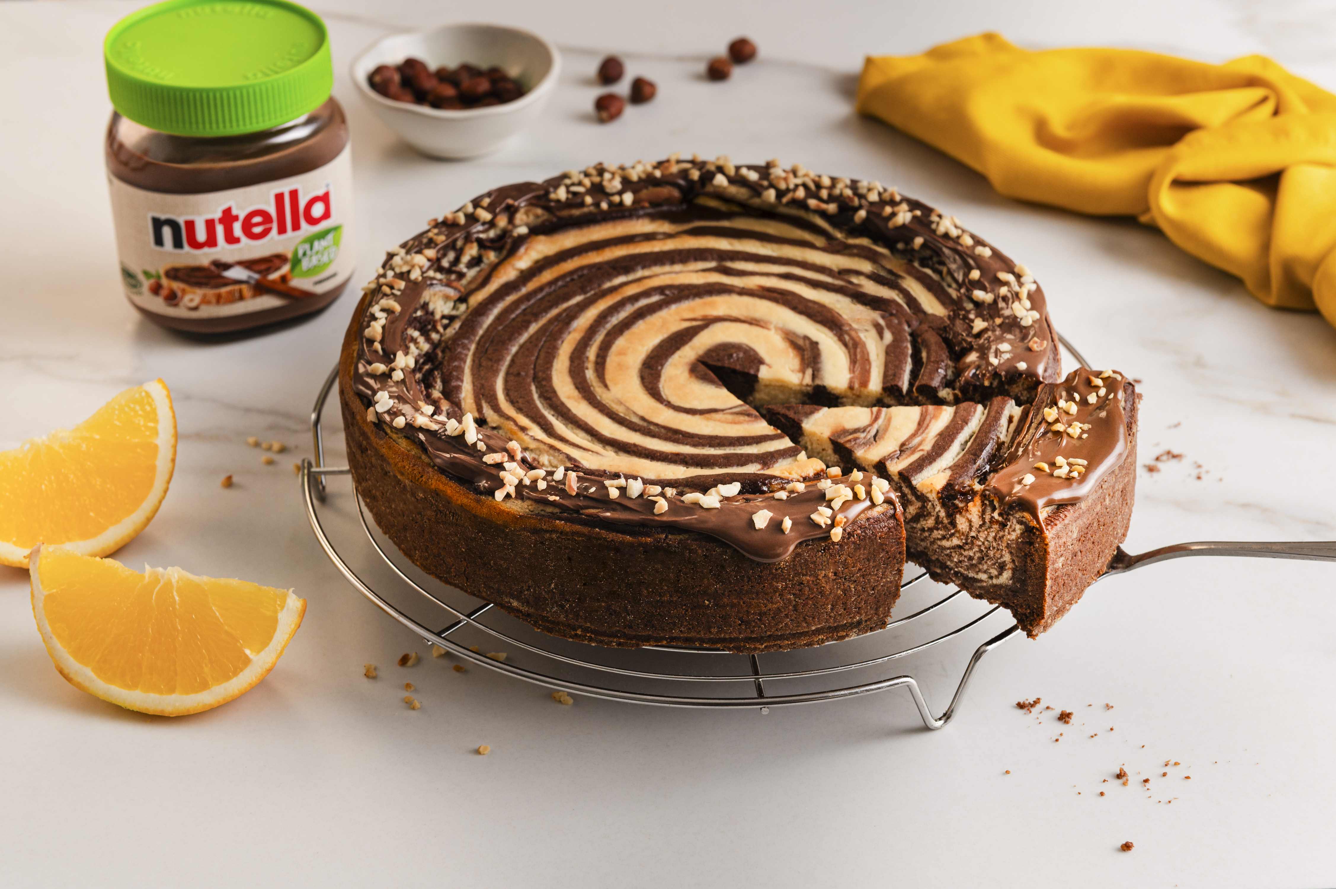 Nutella Boom Herbst Hero-Shot: Glas Nutella mit herbstlichen Früchten und Gebäck.