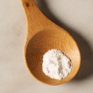 Löffel mit Vanillepulver (Vanillina), Zutatenabbildung auf hellem Hintergrund, Nahaufnahme.